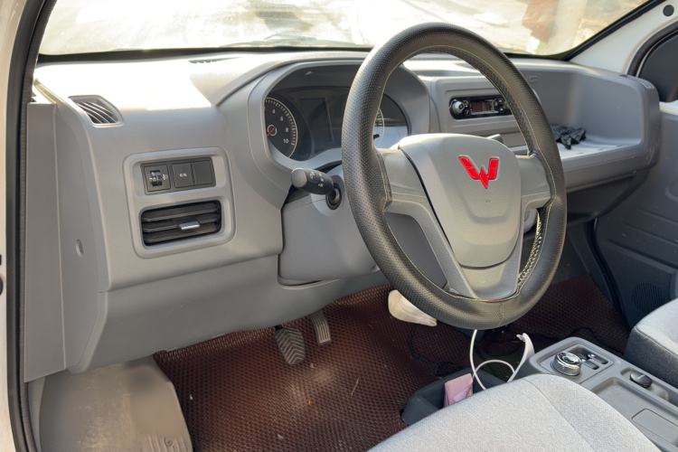 Used Wuling Yangguang 2024 300km Range Practical Window-Sealed Version 60kW Interior 2