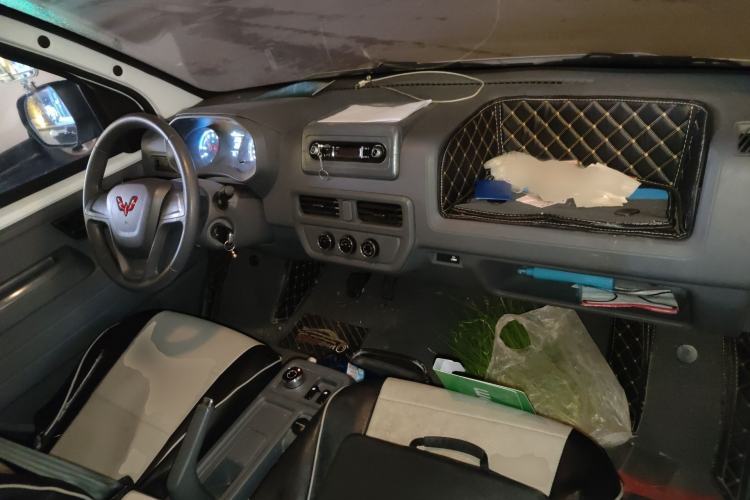 Used Wuling Yangguang 2024 300km Range Practical Window-Sealed Version 60kW Interior 2