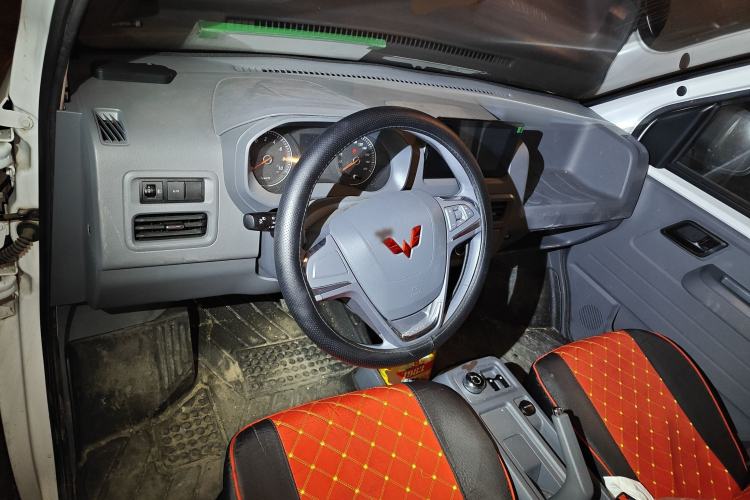 Used Wuling Yangguang 2024 300km Comfort Version with Sealed Windows 60kW Interior 2
