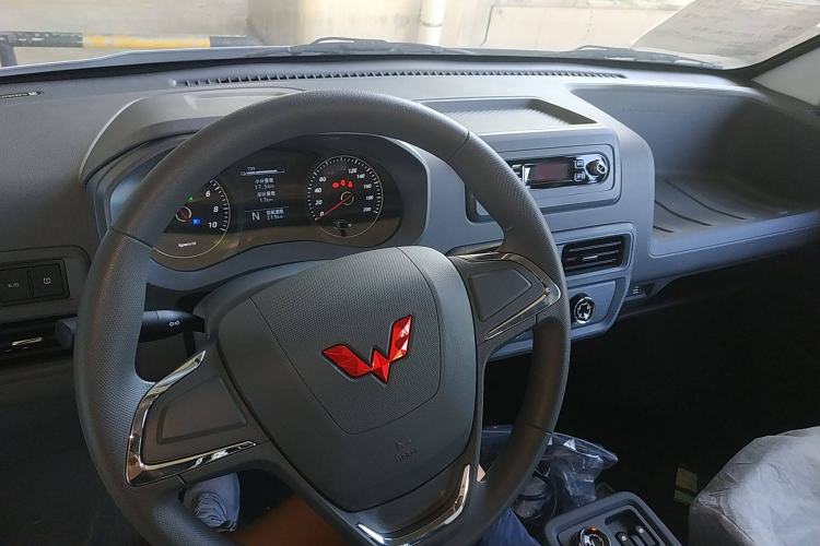 Used Wuling Yangguang 2024 300KM Comfort Version Passenger Van 75kW Interior 2