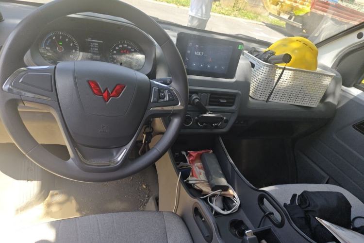 Used Wuling Yangguang 2024 300km Comfort Version with Sealed Windows 60kW Interior 2
