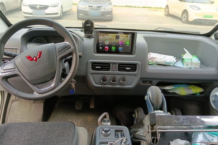 Used Wuling Yangguang 2024 300KM Comfort Version Passenger Van 75kW Interior 2