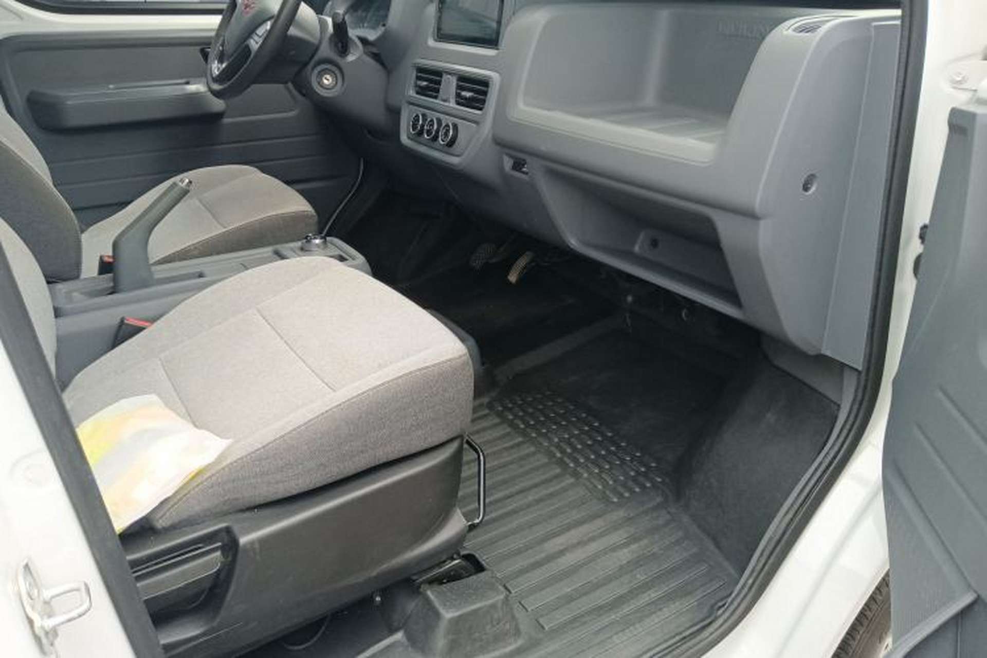 Used Wuling Yangguang 2024 300KM Comfort Version Passenger Van 75kW Interior 2