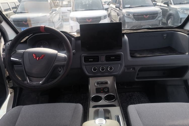 Used Wuling Yangguang 2024 300KM Comfort Version Passenger Van 75kW Interior 2