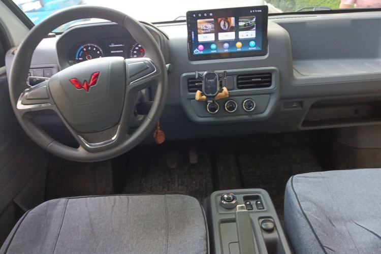 Used Wuling Yangguang 2024 300km Comfort-Grade Passenger Van 60kW Interior 2
