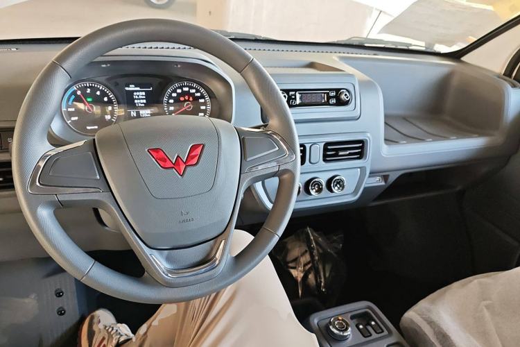 Used Wuling Yangguang 2024 300KM Comfort Version Passenger Van 75kW Interior 2