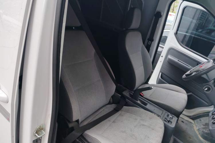 Used Wuling Yangguang 2024 300km Comfort Version with Sealed Windows 60kW Interior 2