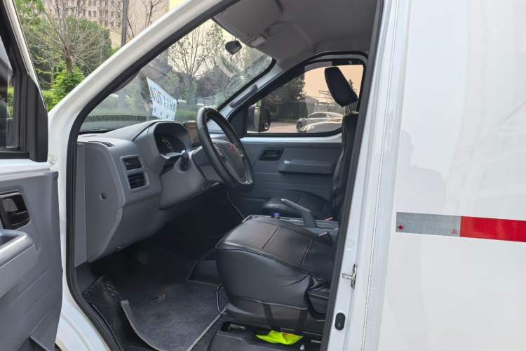 Used Wuling Yangguang 2024 300km Comfort Version with Sealed Windows 60kW Interior 2
