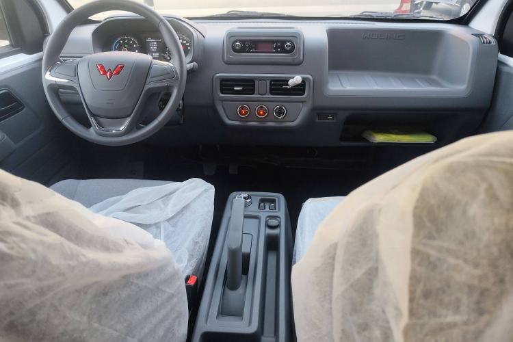 Used Wuling Yangguang 2024 300KM Comfort Version Passenger Van 75kW Interior 2