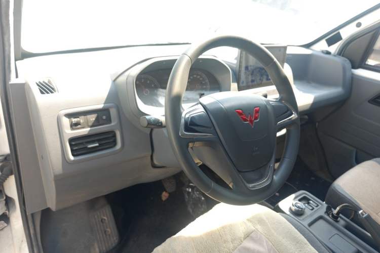 Used Wuling Yangguang 2024 300KM Comfort Version Passenger Van 75kW Interior 2