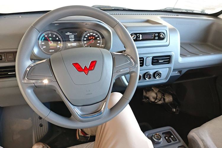 Used Wuling Yangguang 2024 300KM Comfort Version Passenger Van 75kW Interior 2