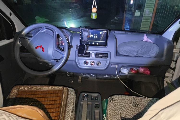 Used Wuling Yangguang 2024 300KM Comfort Version Passenger Van 75kW Interior 2
