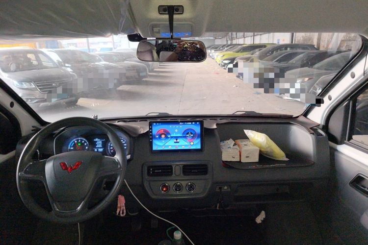 Used Wuling Yangguang 2024 300KM Comfort Version Passenger Van 75kW Interior 2
