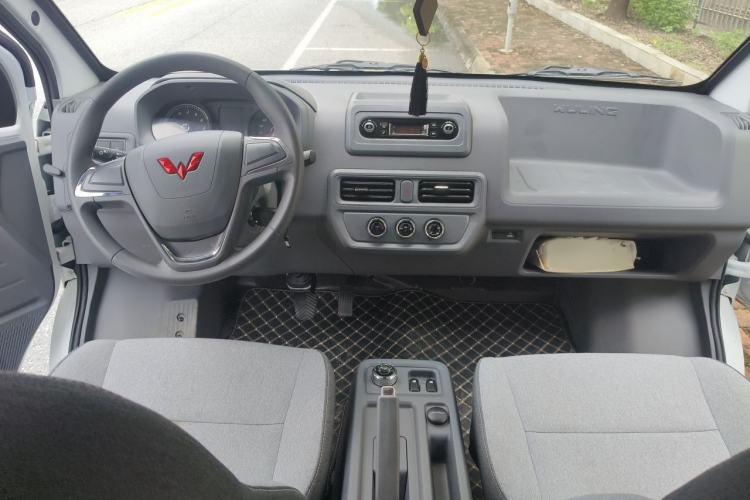 Used Wuling Yangguang 2024 300KM Comfort Version Passenger Van 75kW Interior 2