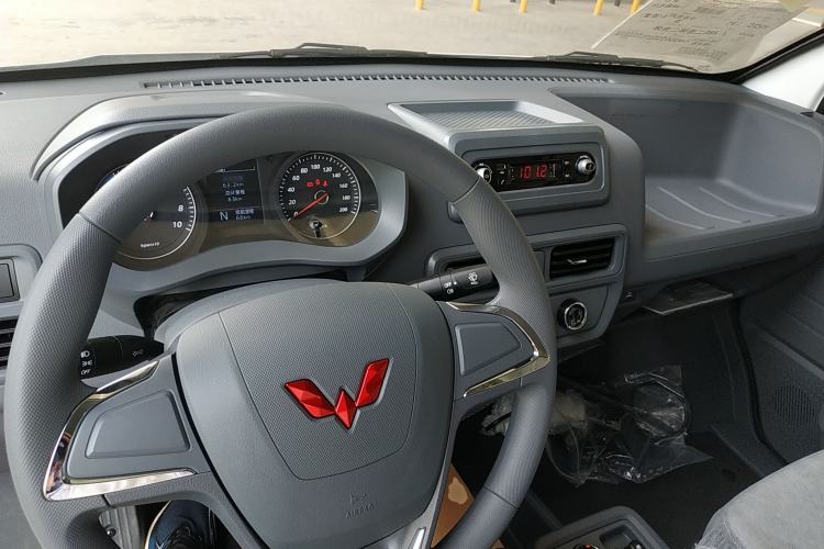 Used Wuling Yangguang 2024 300KM Comfort Version Passenger Van 75kW Interior 2