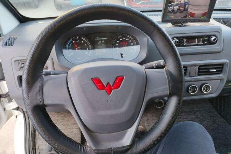 Used Wuling Yangguang 2024 300km Range Practical Window-Sealed Version 60kW Interior 2