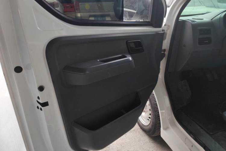 Used Wuling Yangguang 2024 300km Range Practical Window-Sealed Version 60kW Interior 2