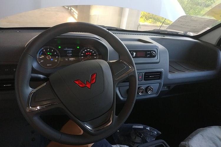 Used Wuling Yangguang 2024 300KM Comfort Version Passenger Van 75kW Interior 2