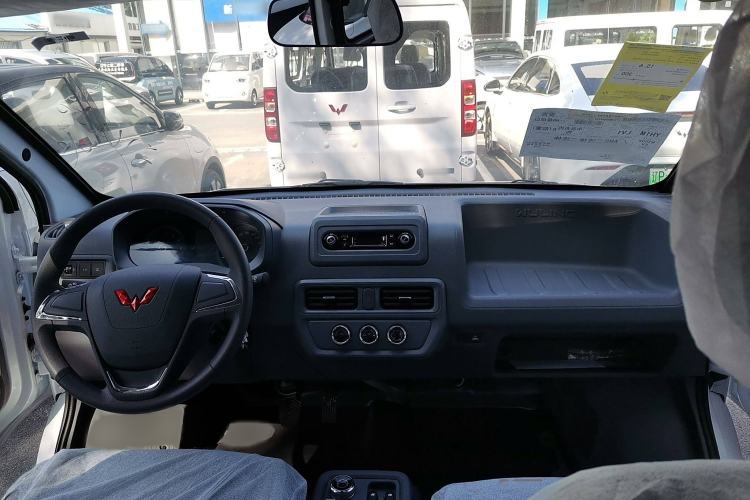 Used Wuling Yangguang 2024 300KM Comfort Version Passenger Van 75kW Interior 2