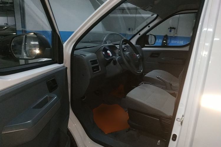 Used Wuling Yangguang 2024 300km Range Practical Window-Sealed Version 60kW Interior 3