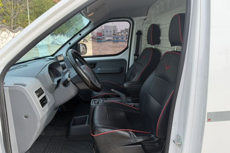 Used Wuling Yangguang 2024 300km Range Practical Window-Sealed Version 60kW Interior 3