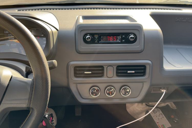 Used Wuling Yangguang 2024 300km Range Practical Window-Sealed Version 60kW Interior 3