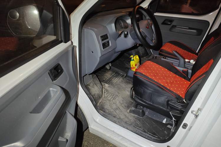 Used Wuling Yangguang 2024 300km Comfort Version with Sealed Windows 60kW Interior 3
