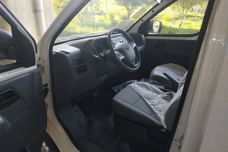 Used Wuling Yangguang 2024 300KM Comfort Version Passenger Van 75kW Interior 3
