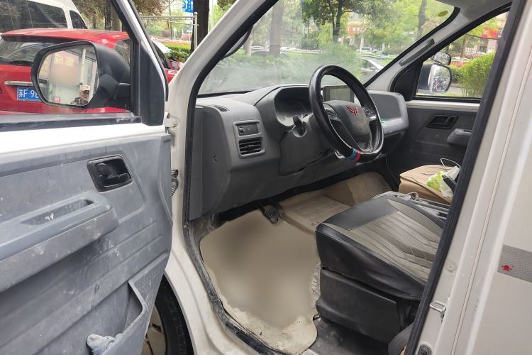 Used Wuling Yangguang 2024 300km Comfort Version with Sealed Windows 60kW Interior 3