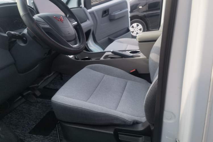 Used Wuling Yangguang 2024 300KM Comfort Version Passenger Van 75kW Interior 3