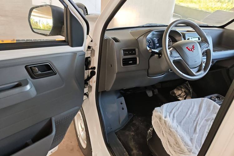 Used Wuling Yangguang 2024 300KM Comfort Version Passenger Van 75kW Interior 3