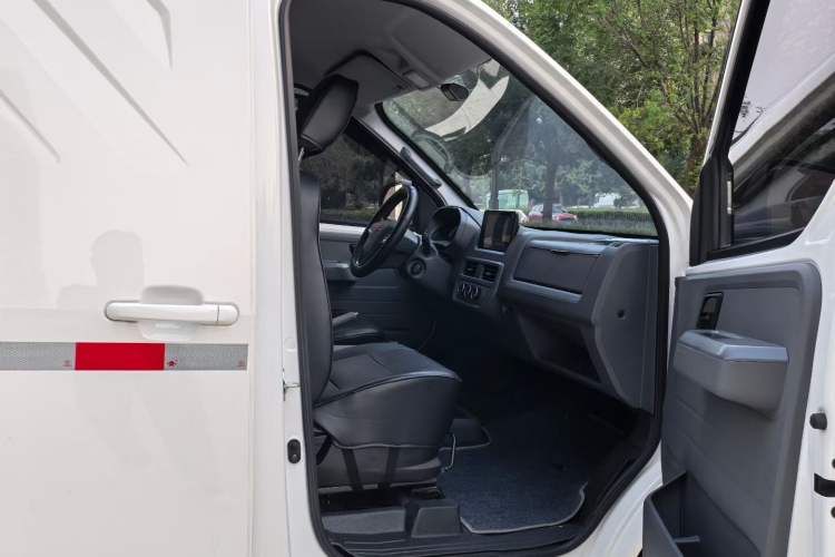 Used Wuling Yangguang 2024 300km Comfort Version with Sealed Windows 60kW Interior 3