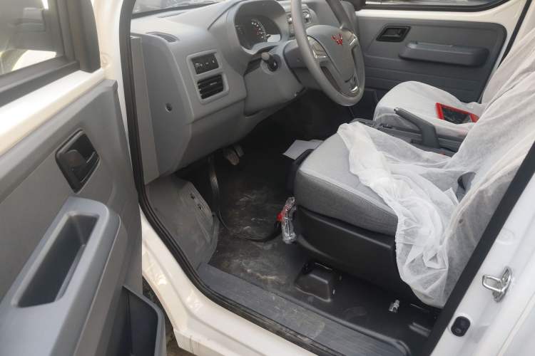 Used Wuling Yangguang 2024 300KM Comfort Version Passenger Van 75kW Interior 3