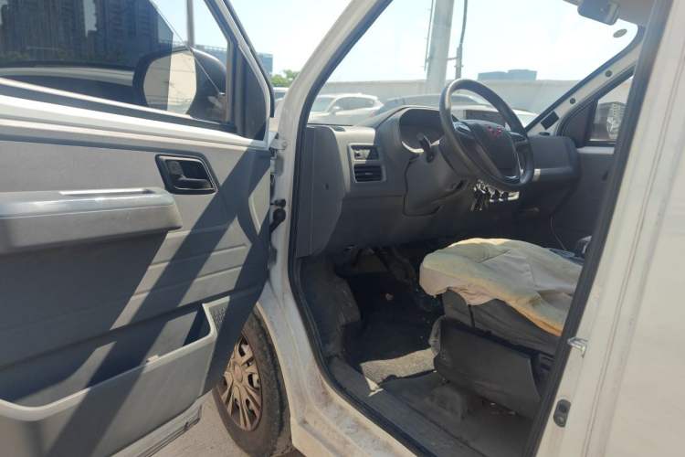 Used Wuling Yangguang 2024 300KM Comfort Version Passenger Van 75kW Interior 3