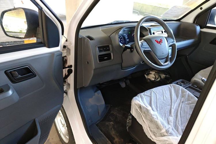 Used Wuling Yangguang 2024 300KM Comfort Version Passenger Van 75kW Interior 3