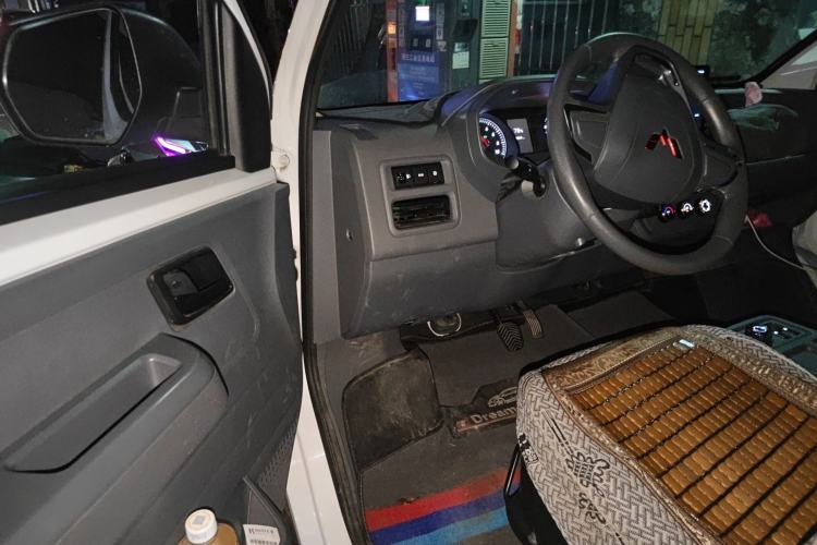 Used Wuling Yangguang 2024 300KM Comfort Version Passenger Van 75kW Interior 3
