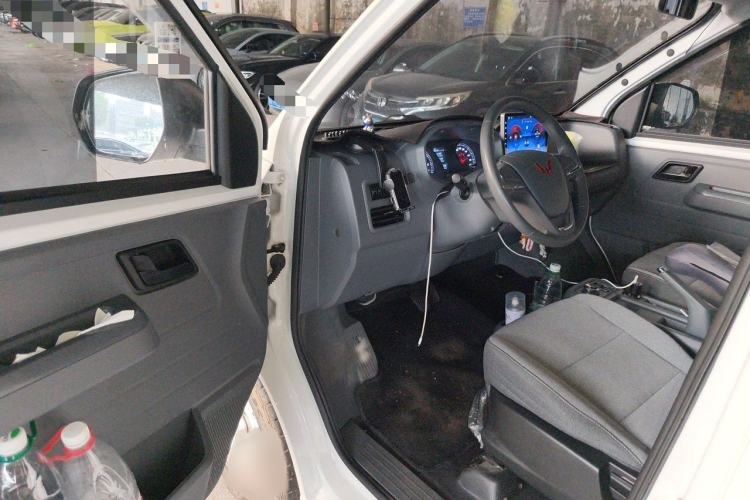 Used Wuling Yangguang 2024 300KM Comfort Version Passenger Van 75kW Interior 3