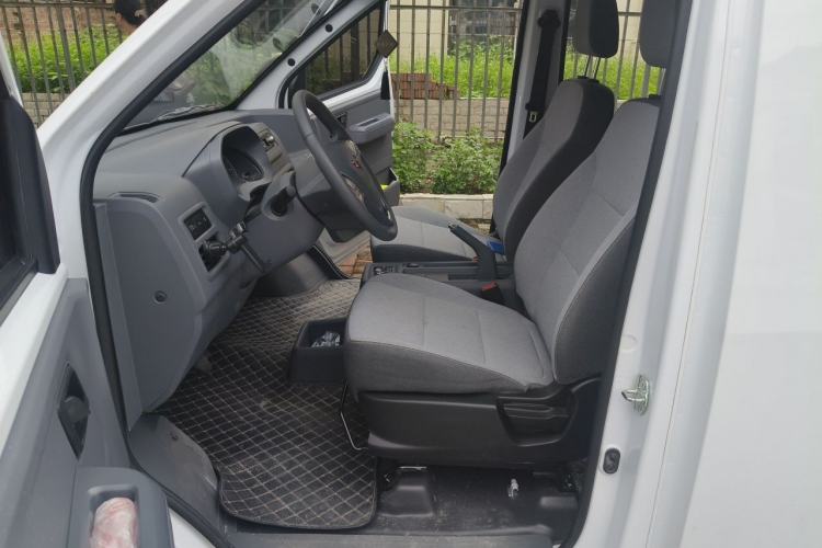 Used Wuling Yangguang 2024 300KM Comfort Version Passenger Van 75kW Interior 3