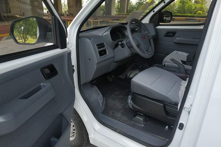 Used Wuling Yangguang 2024 300KM Comfort Version Passenger Van 75kW Interior 3