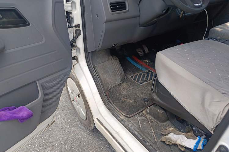 Used Wuling Yangguang 2024 300km Comfort Version with Sealed Windows 75kW Interior 3