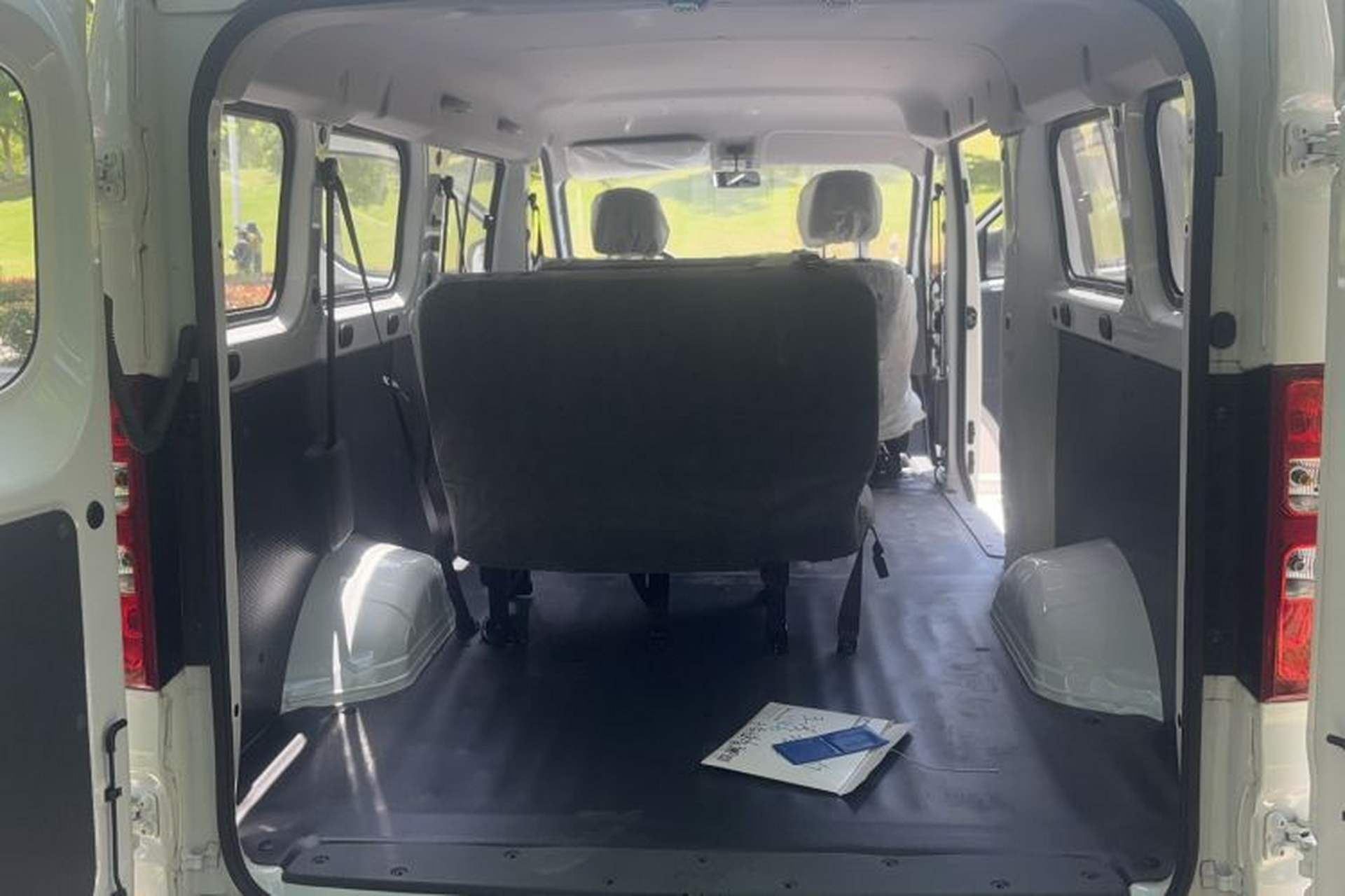 Used Wuling Yangguang 2024 300KM Comfort Version Passenger Van 75kW Interior 3