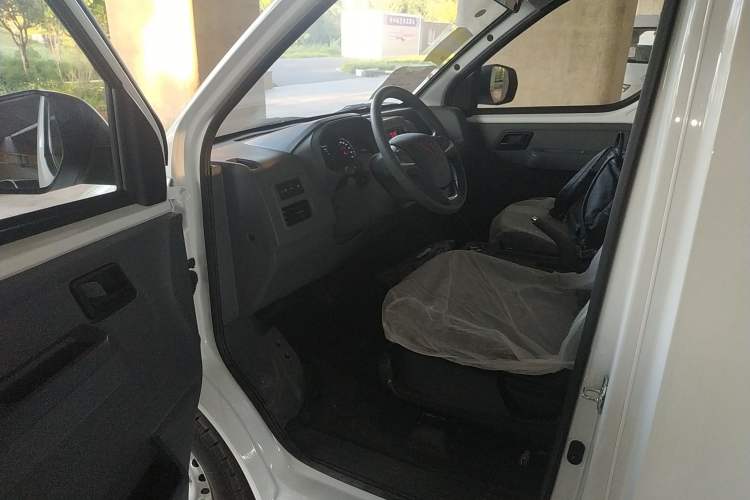 Used Wuling Yangguang 2024 300KM Comfort Version Passenger Van 75kW Interior 3