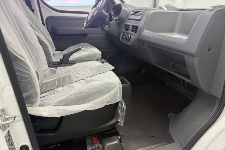 Used Wuling Yangguang 2024 300KM Comfort Version Passenger Van 75kW Interior 3