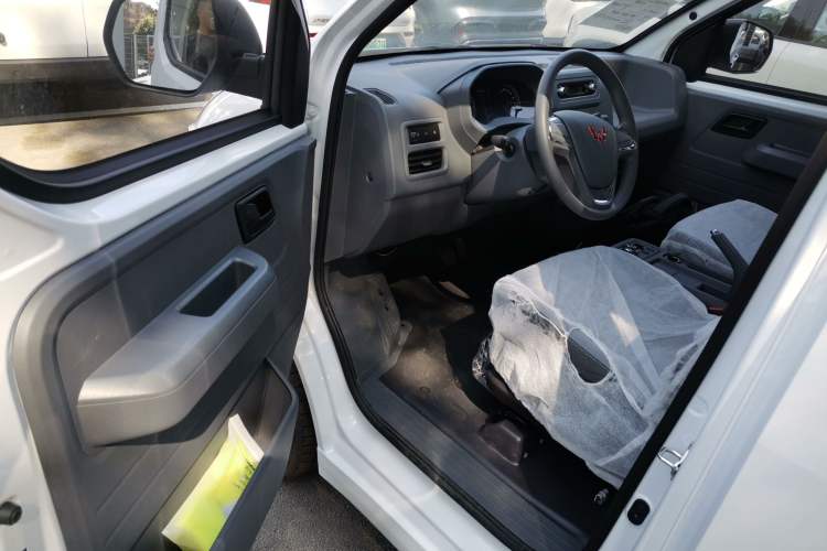 Used Wuling Yangguang 2024 300KM Comfort Version Passenger Van 75kW Interior 3
