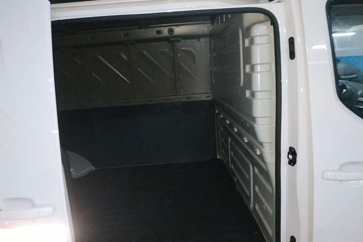 Used Wuling Yangguang 2024 300km Range Practical Window-Sealed Version 60kW Interior 4