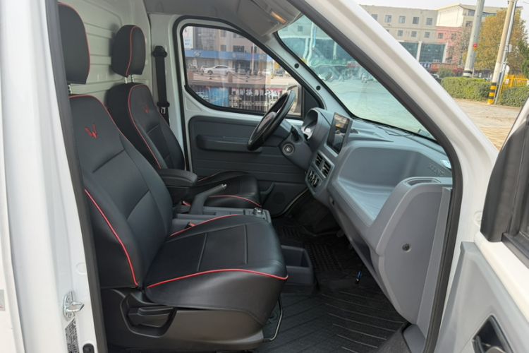 Used Wuling Yangguang 2024 300km Range Practical Window-Sealed Version 60kW Interior 4
