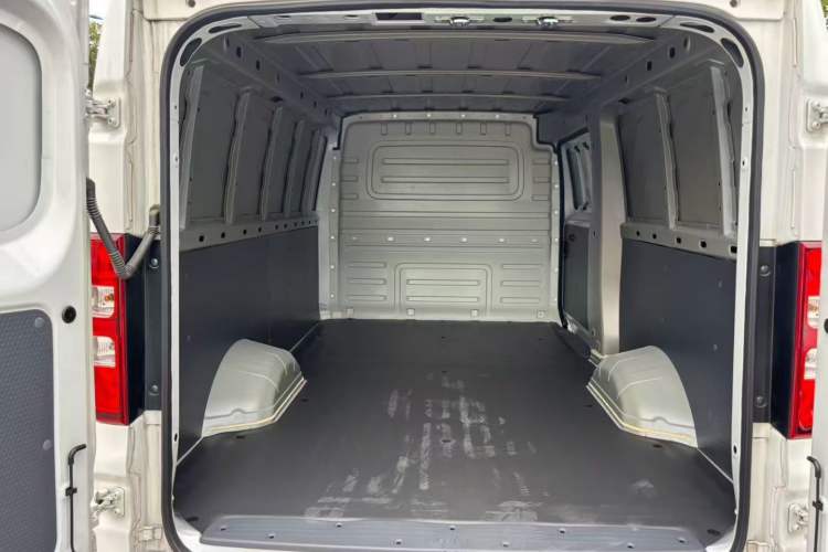 Used Wuling Yangguang 2024 230km Practical Enclosed-Window Version 60kW Interior 4