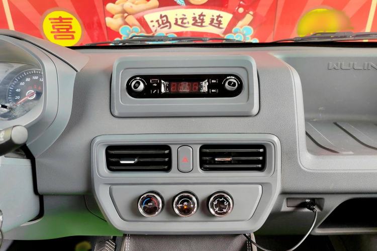 Used Wuling Yangguang 2024 300km Range Practical Window-Sealed Version 60kW Interior 4