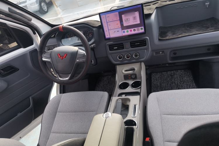 Used Wuling Yangguang 2024 300KM Comfort Version Passenger Van 75kW Interior 4