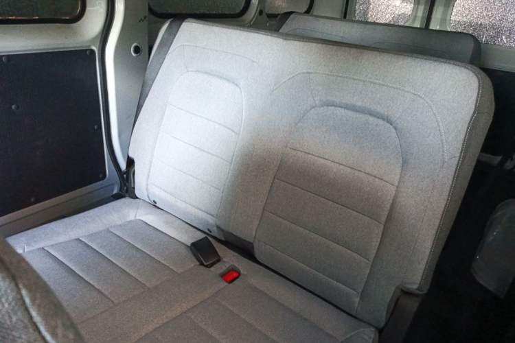 Used Wuling Yangguang 2024 300km Comfort-Grade Passenger Van 60kW Interior 4
